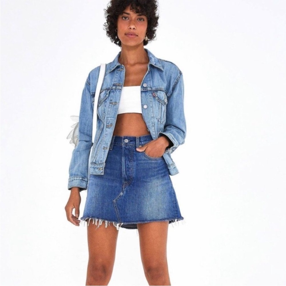 Levi’s distressed denim mini skirt size 32